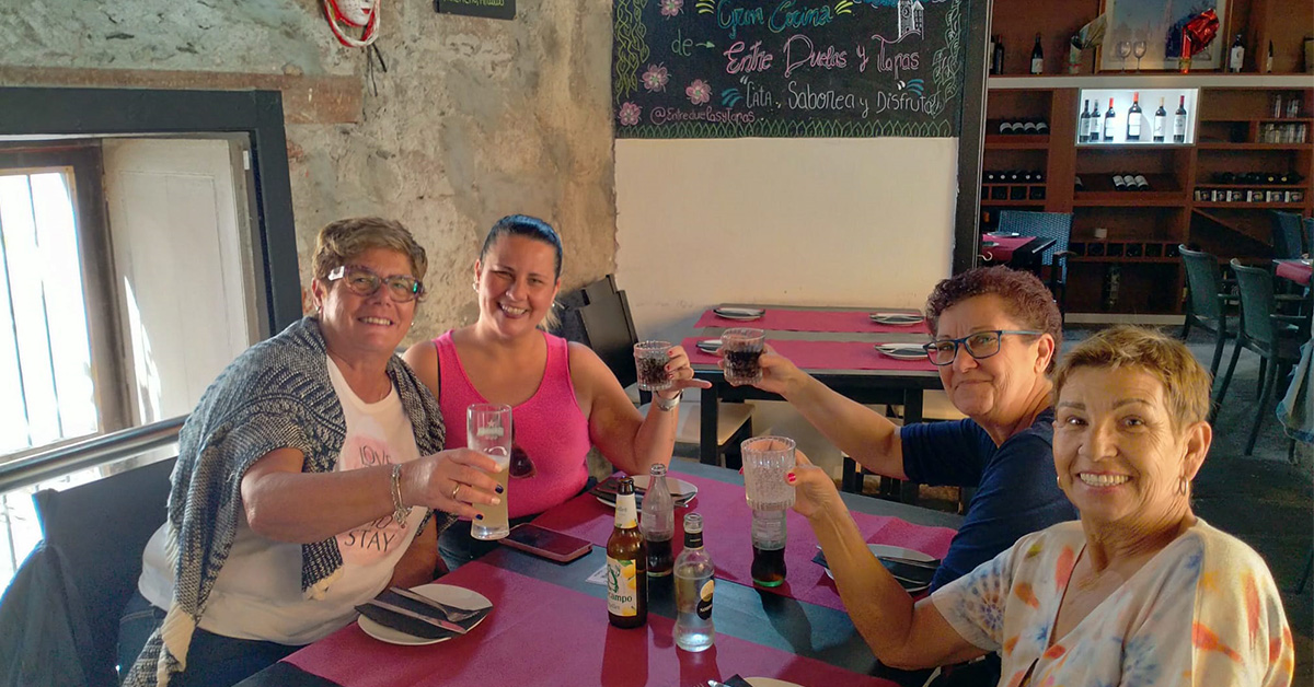 "¡Celebración merecida! El equipo campeón del torneo de envite en las Fiestas del Rosario se sumerge en la gloria con su merecido premio."